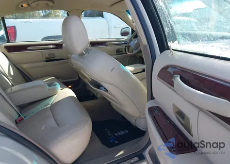 2004 Lincoln Town Car Ultimate from USA, damaged, VIN 1LNHM83W44Y613750